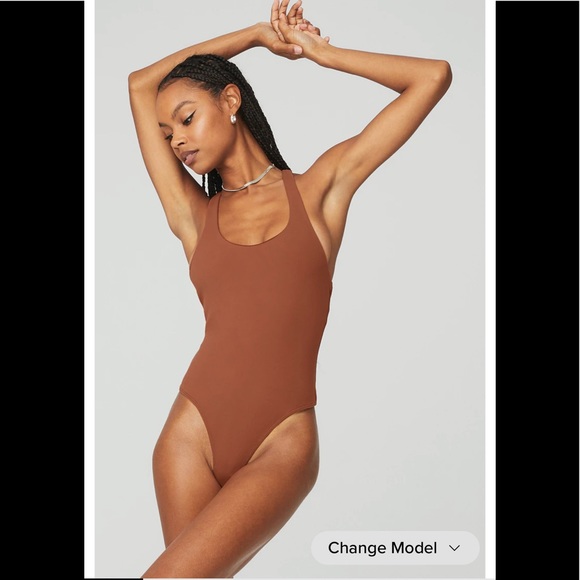 ワンピース [Alo Yoga] Sleek Back Bodysuit Sleek Back Bodysuit - Toffee | Alo Yoga